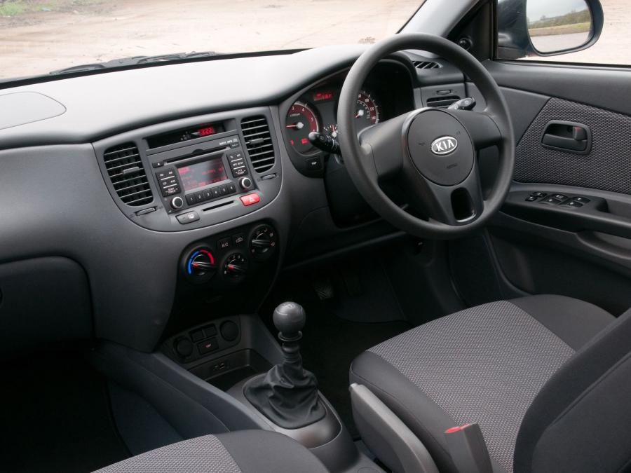  Kia Rio Hatchback 2009 года  (UK) (фото 2 из 19)
